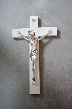 Krzyż na ścianę biały – posrebrzana pasyjka PVD (Miro-Silver), drewno VR 182932ARG (8).JPG